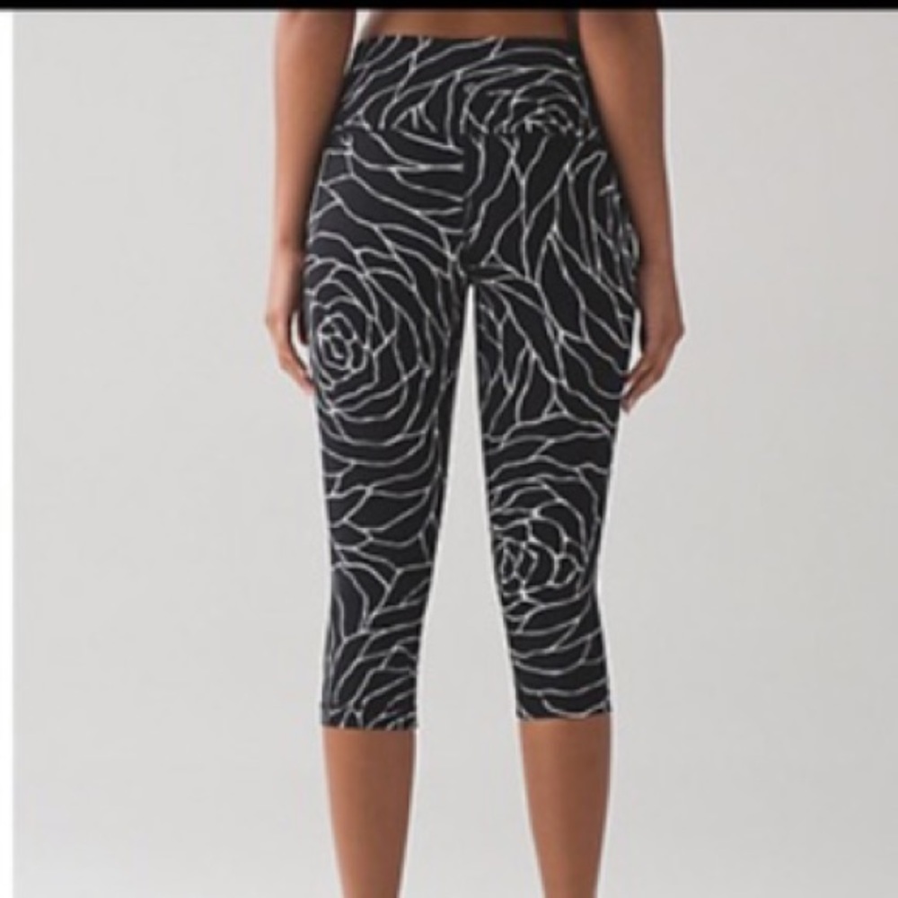 Lululemon Black Wunder Under crops size 6